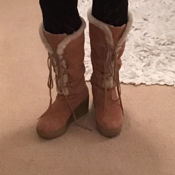 Michael Kors "Beaverton" Sherpa and Suede boots. - Picture 1 of 6